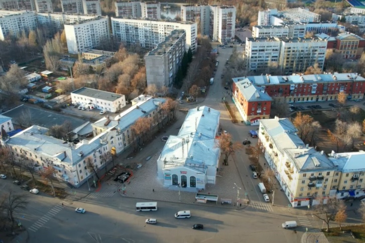 Здание бывшего кинотеатра «Октябрь» находится на площади Мочалова на Металлурге Здание бывшего кинотеатра «Октябрь» находится на площади Мочалова на Металлурге