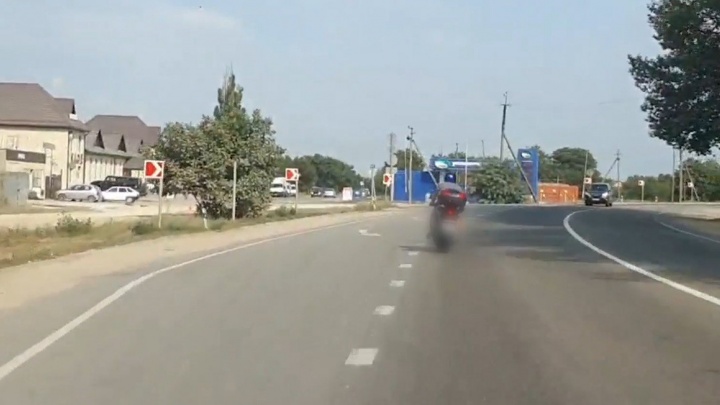 В Анапе полицейские 27 километров гнались за мотоциклистом, который за это время успел 30 раз нарушить ПДД