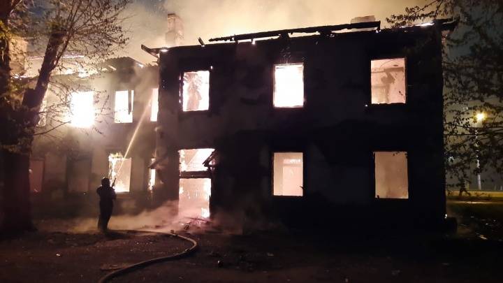 Большой пожар в Затоне: в Уфе полностью сгорело двухэтажное здание