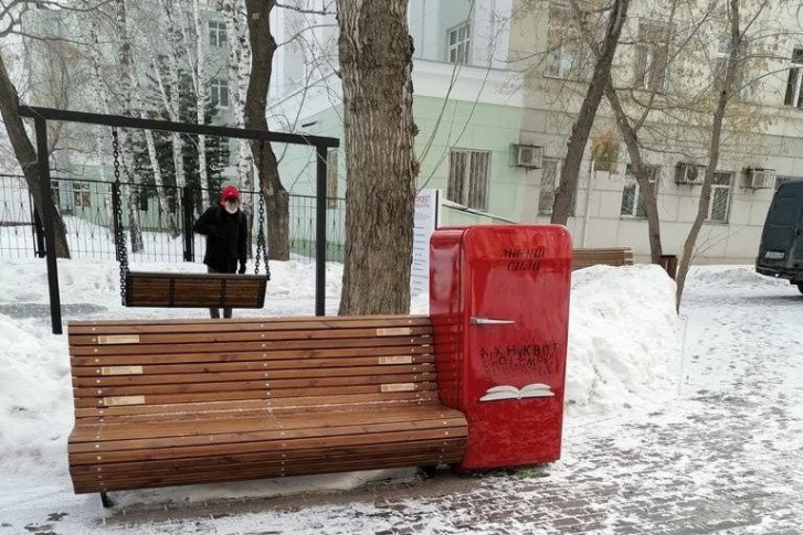 Красный холодильник планировали использовать как точку буккроссинга, куда все желающие смогут приносить книги
