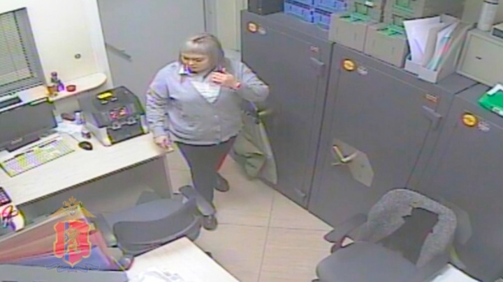 Полиция показала видео из банка, где пропавшая сотрудница похитила 23 миллиона рублей