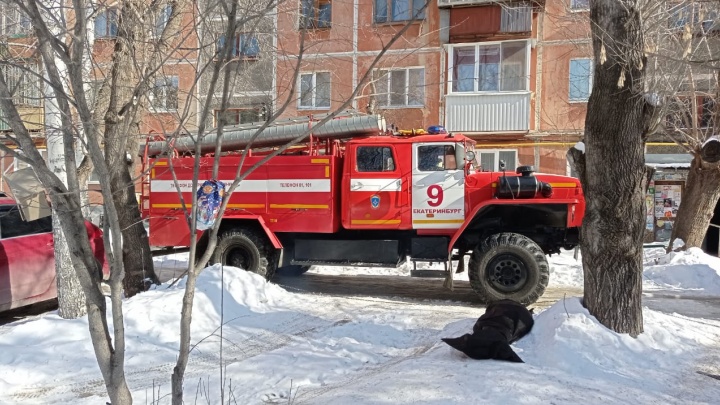 В многоэтажке в центре Екатеринбурга произошел пожар. Мужчина заживо сгорел в квартире