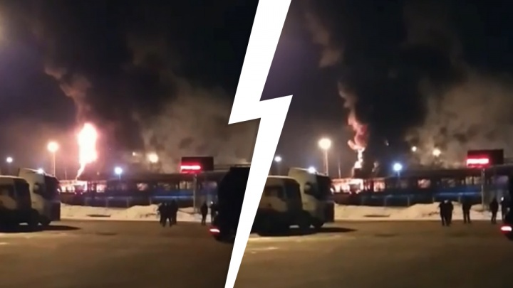 Десятки спасателей и пожарных машин: в Ярославле на территории НПЗ вспыхнул бензовоз