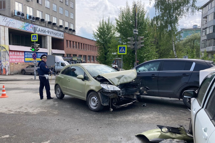 У Opel от лобового столкновения серьезно повреждена передняя часть кузова У Opel от лобового столкновения серьезно повреждена передняя часть кузова