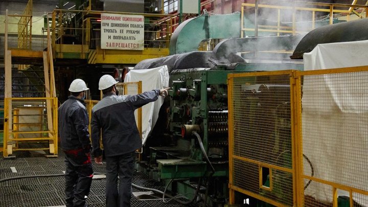 Дважды за год обернули экватор металлопрокатом — экскурсия по одному из старейших заводов страны