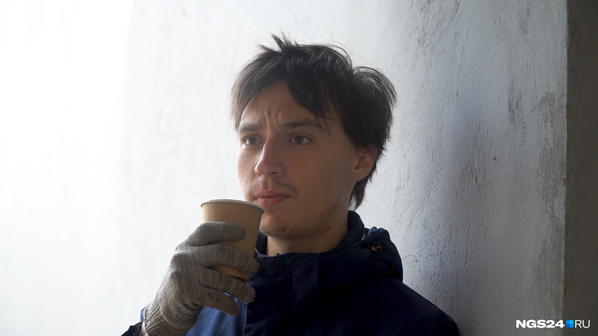 Константин обедает в закусочной в подземном переходе: покупает кофе и чебурек