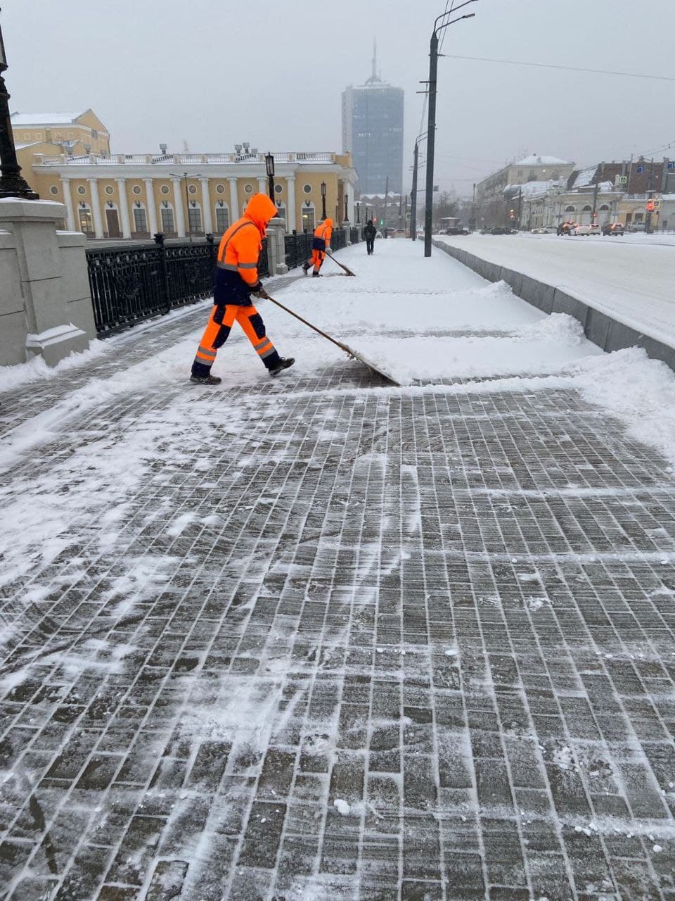 Дворников вывели чистить пешеходную часть моста на улице Кирова