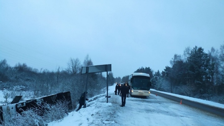 Три человека госпитализированы после опрокидывания автобуса в Нижегородской области