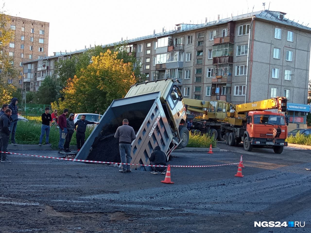 Гелик ушел под асфальт. Грузовик провалился под асфальт. Машина провалилась под асфальт. Асфальт вокруг машины. Машина на улице.