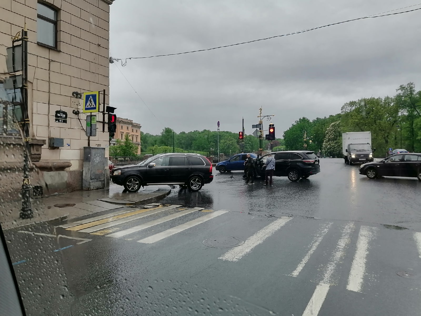 Фонтанка ру новости спб сегодня происшествия. Движение на перекрестке. Перекресток 2 дорог.