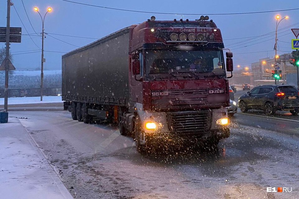 В Екатеринбурге грузовик насмерть сбил пожилую женщину, которая переходила дорогу на зеленый