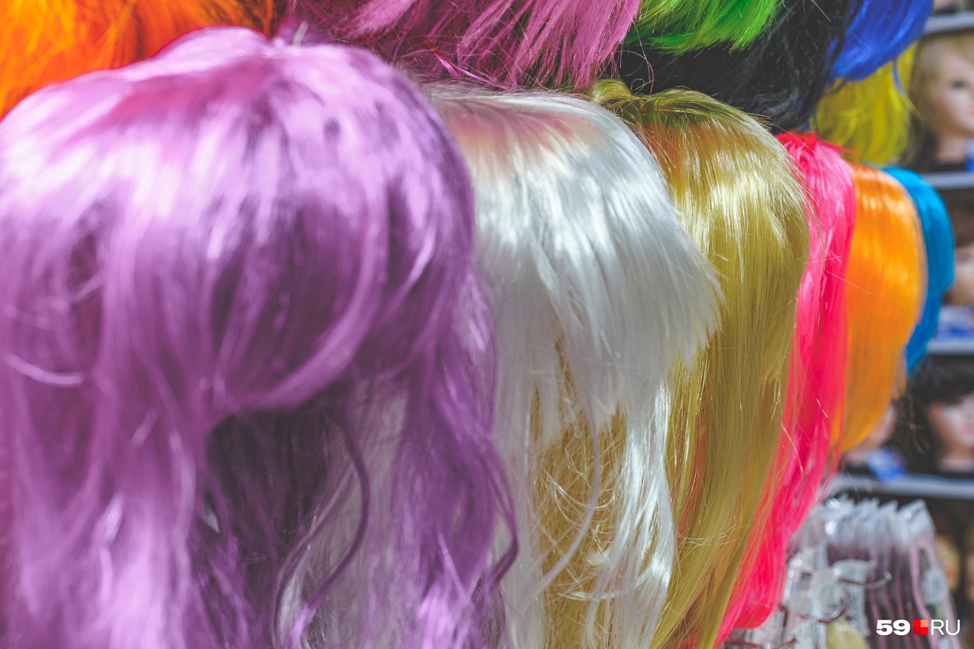 Цветные парики обычно выбирают к праздничным или карнавальным нарядам