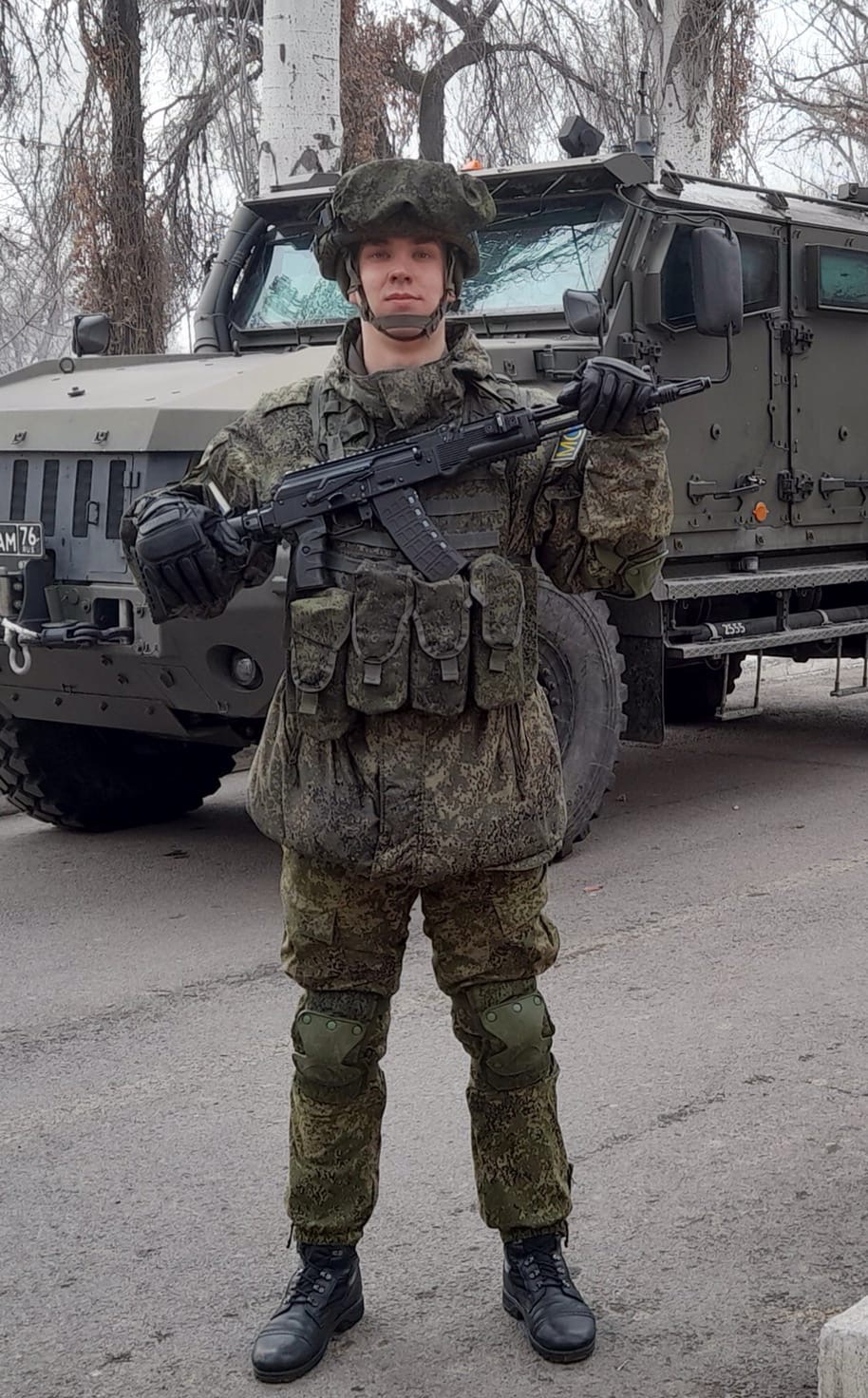 Фото сделано во время патрулирования одной из улиц Алма-Аты. В конце миротворческой миссии в Казахстане Алексея наградили почетной грамотой оборонного ведомства
