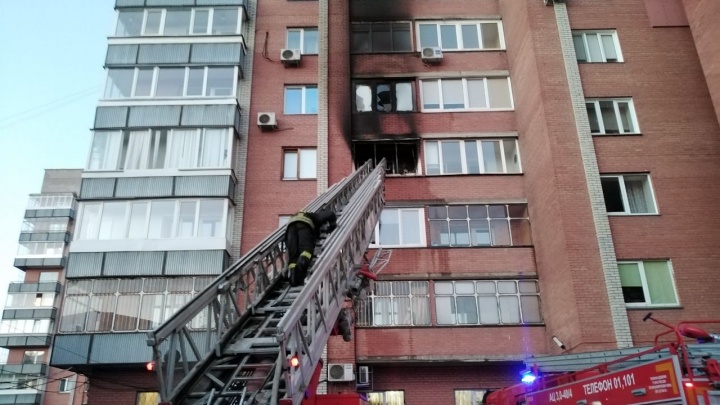 В Красноярске на Молокова загорелась квартира в жилом 10-этажном доме