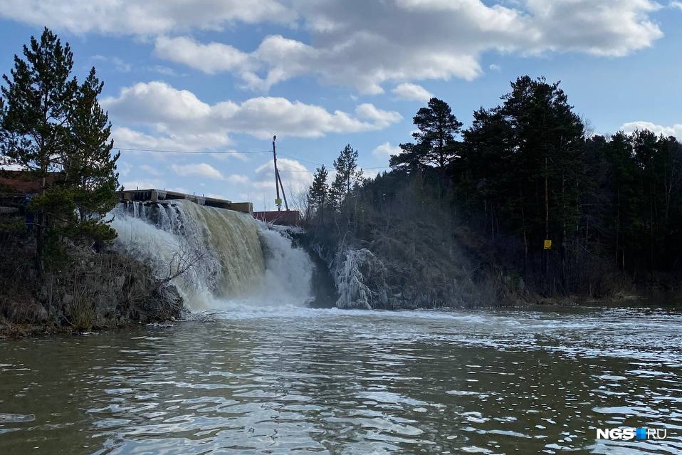 «Ниагара» в часе езды от Новосибирска: как отдыхается на Карпысакском водопаде — рыбалка, шашлыки, лес