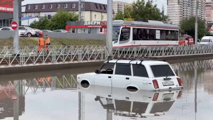 В Краснодаре пустили ряд маршруток в объезд затопленной улицы Московской
