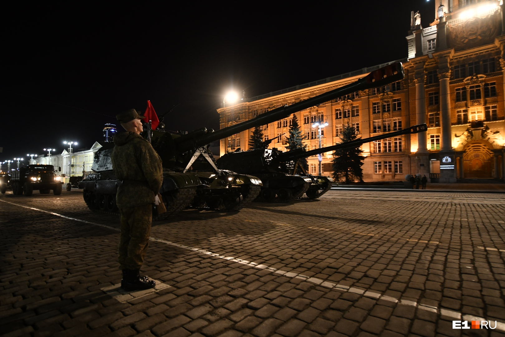 Красивые девушки и тяжелое оружие. Фоторепортаж с ночной репетиции парада Победы в Екатеринбурге
