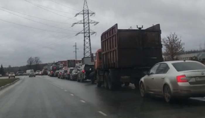 Уже завтра гололед: ярославские автомобилисты выстроились в гигантскую очередь в шиномонтаж