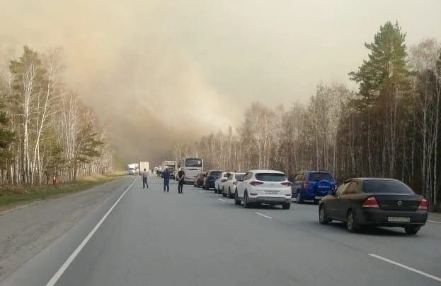Ночью 4 мая вновь перекрыли трассу Екатеринбург — Курган из-за сильных пожаров