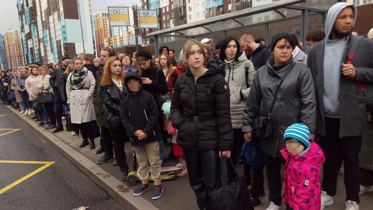 Толпа на остановке в Приморском районе ужасает. Автобус ждут сотни людей |  07.09.2022 | Санкт-Петербург - БезФормата