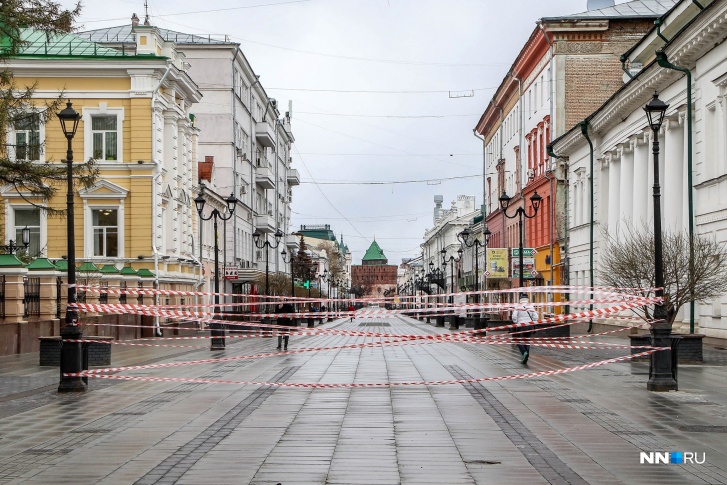 Примета начала коронавирусных времен — пустынные улицы. Людям запрещали выходить наружу, но они и сами не очень-то спешили Примета начала коронавирусных времен — пустынные улицы. Людям запрещали выходить наружу, но они и сами не очень-то спешили