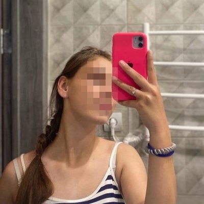 Одна из девочек из многодетной семьи, в 14 лет, по словам местных, она начала встречаться с взрослым мужчиной