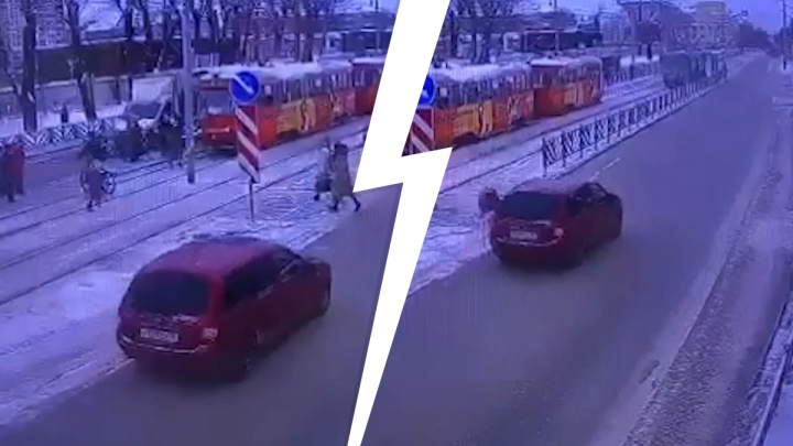 Появилось видео того, как школьница в Екатеринбурге поскользнулась и попала под машину