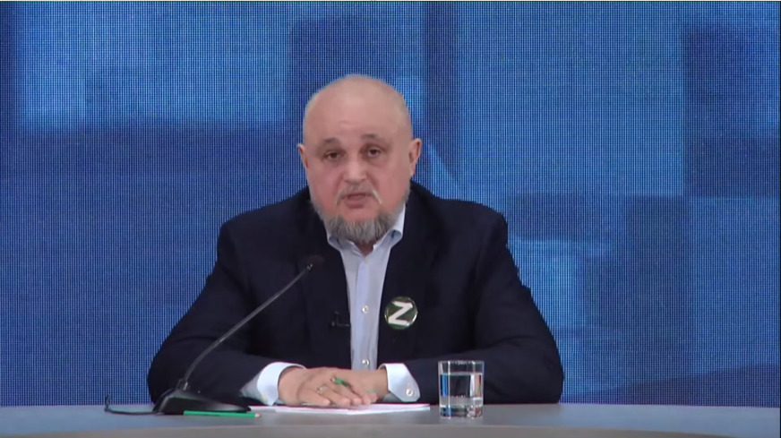 Губернатор отвечает на вопросы жителей региона со значком Z на груди в знак поддержки участвующих в спецоперации на Украине