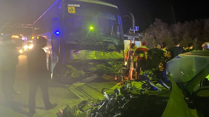В Сочи в лобовом ДТП с рейсовым автобусом погибли два человека