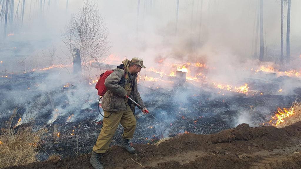 Пожарные из соседних регионов привлечены для борьбы с огнем в Приангарье