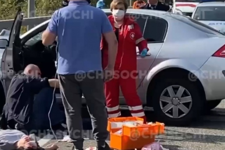 Медицинская помощь понадобилась водителю и пассажирке автомобиля Медицинская помощь понадобилась водителю и пассажирке автомобиля
