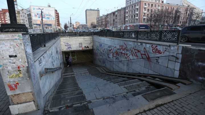 В центре Челябинска в подземном переходе, из которого планируют прорубить вход в ТК, начали сносить киоски