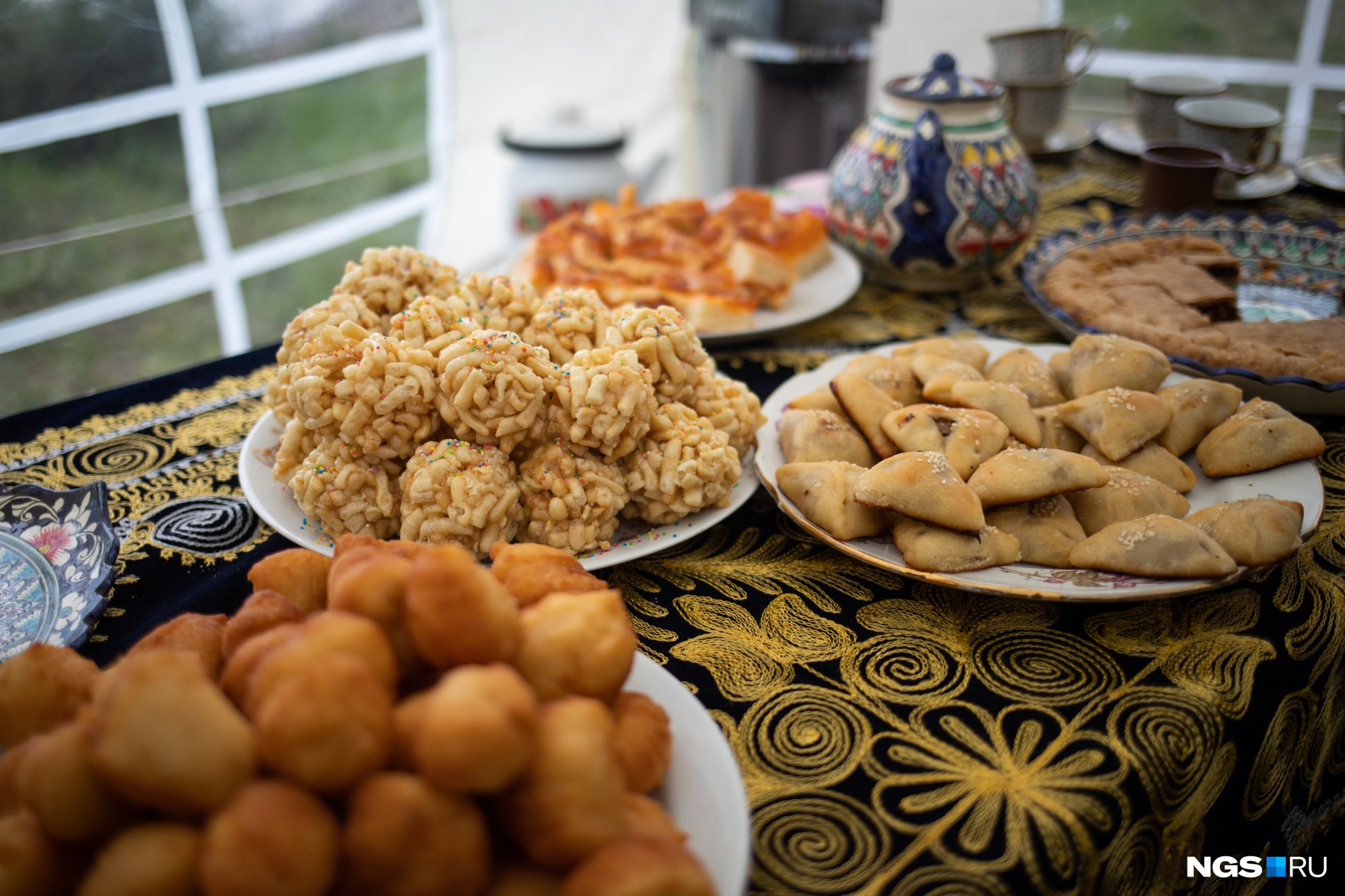 На столах были все традиционные татарские блюда: эчпочмаки, самса, чак-чак, катлы-паштет, баурсак