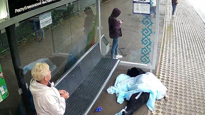 В Уфе на автобусной остановке нашли тело мужчины, ритуальщик приехал на место почти мгновенно