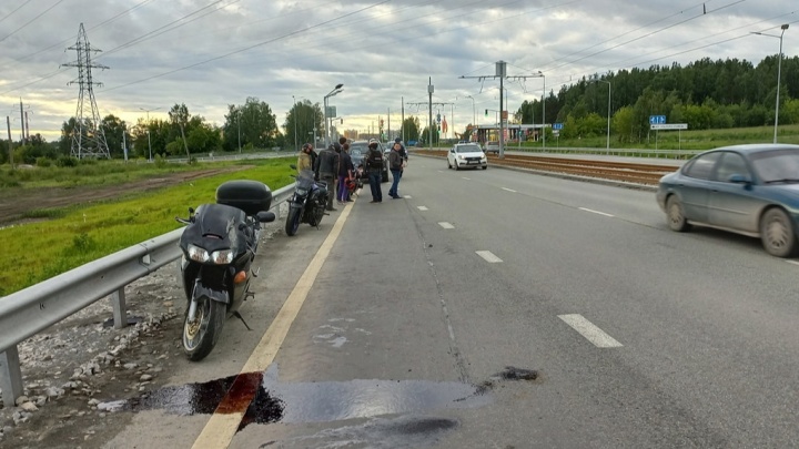 В Верхней Пышме мотоциклист влетел в иномарку, которая не пропустила его на перекрестке. Видео