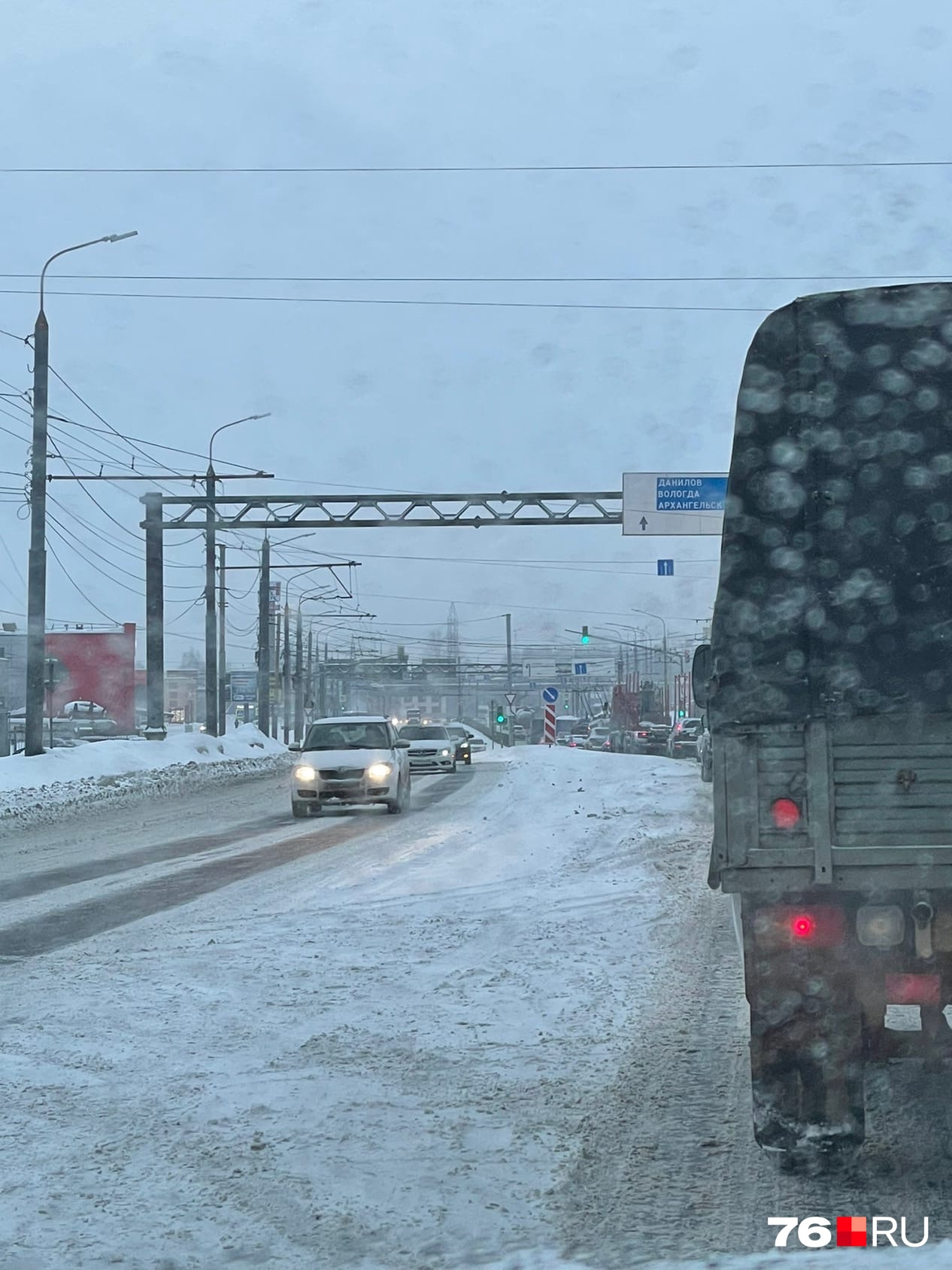 На Тутаевском шоссе выстроилась многокилометровая пробка На Тутаевском шоссе выстроилась многокилометровая пробка