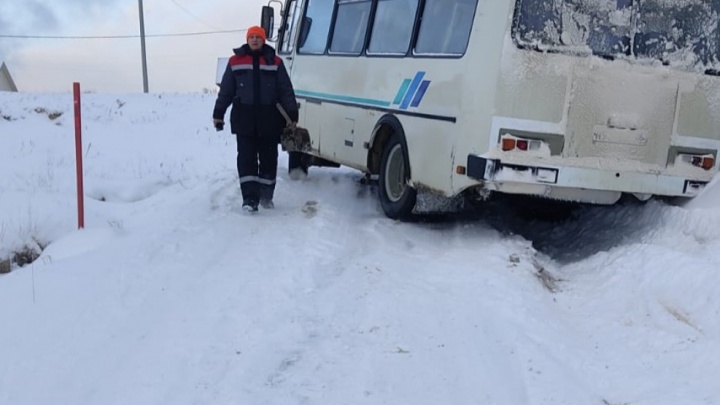 На зимней дороге в ХМАО обнаружились первые проблемы. Рейсовый автобус не смог подняться на горку