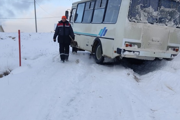Рейсовый автобус не смог преодолеть препятствие на обустроенной зимней переправе