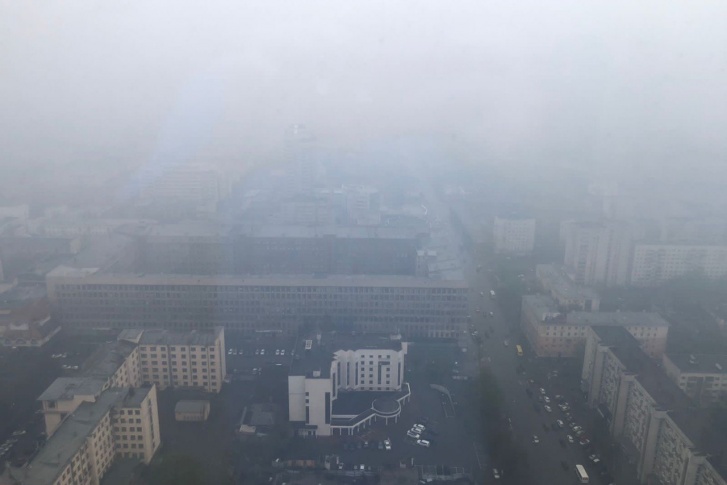 Небоскреб «Высоцкий» скрылся в дымке. Сотрудникам офисов в нем не виден город