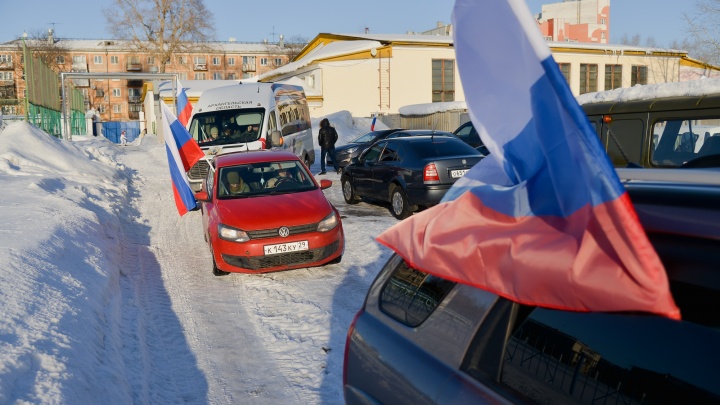 На Троицком проспекте прошел автопробег с флагами России