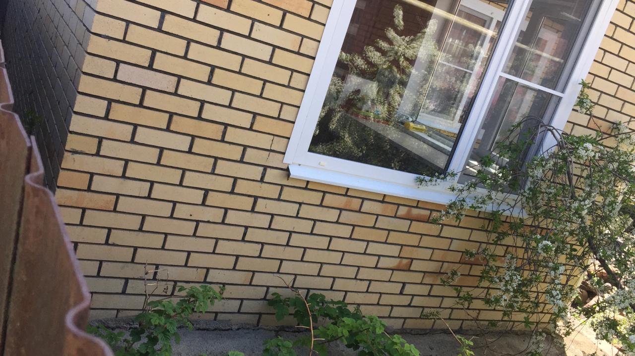 Это летний домик с бассейном внутри Это летний домик с бассейном внутри
