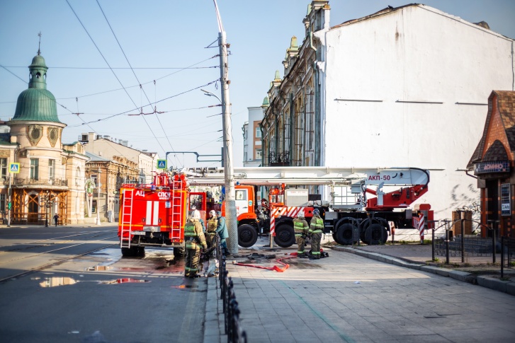 Пожарные машины у здания ТЮЗа Пожарные машины у здания ТЮЗа