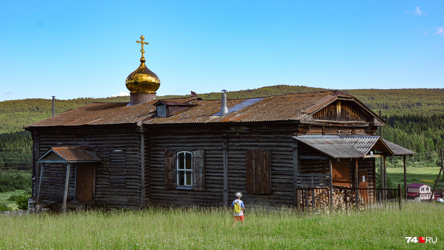 Раис подходит к церкви Петра и Павла в Веселовке. Ее построили ориентировочно в 1868 году Раис подходит к церкви Петра и Павла в Веселовке. Ее построили ориентировочно в 1868 году