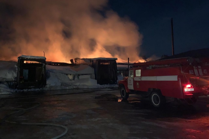 Жертв по итогам пожара не выявили, но здание и продукты повреждены огнем