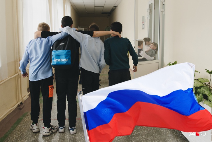 Минпросвещения рекомендует с <nobr class="_">1 сентября</nobr> по понедельникам в школах поднимать флаг и включать гимн Минпросвещения рекомендует с <nobr class="_">1 сентября</nobr> по понедельникам в школах поднимать флаг и включать гимн