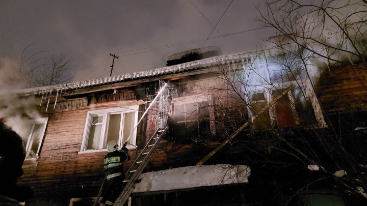 В центре Архангельска горел частично расселенный деревянный дом