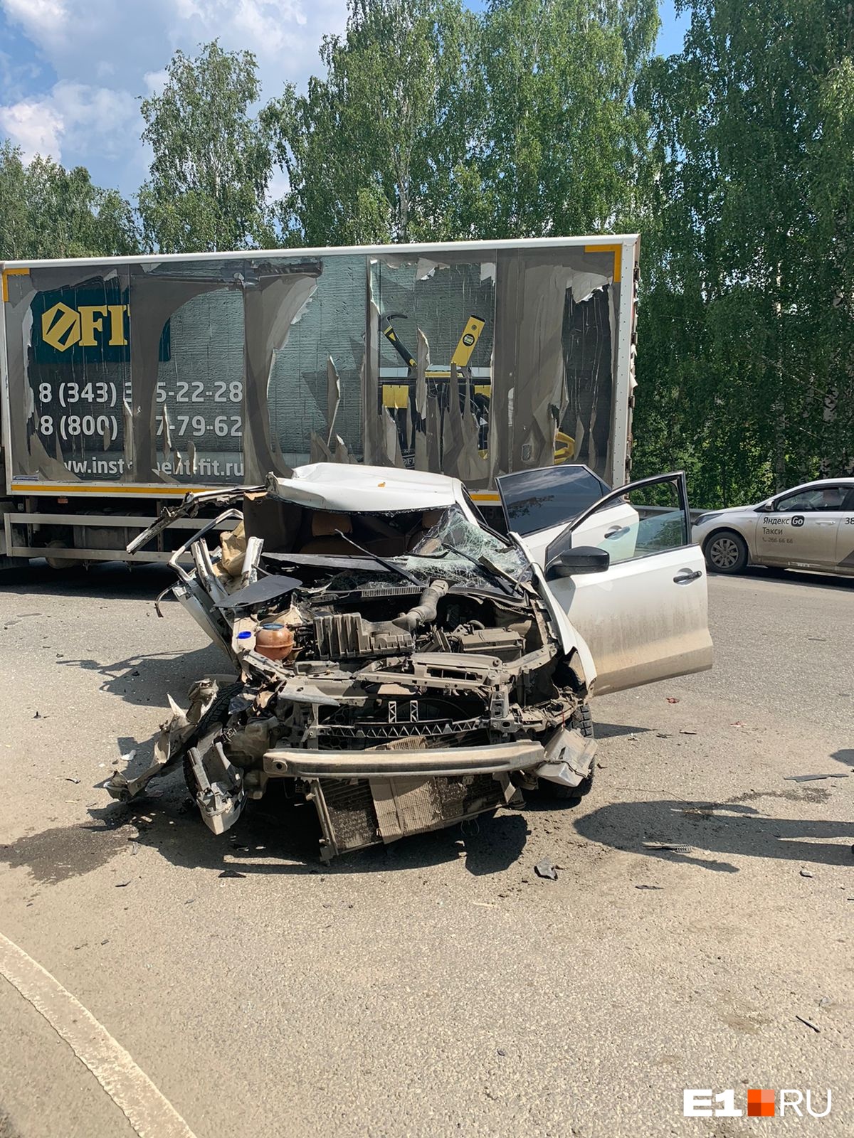 В Екатеринбурге грузовик протаранил иномарку. Пострадали две девушки