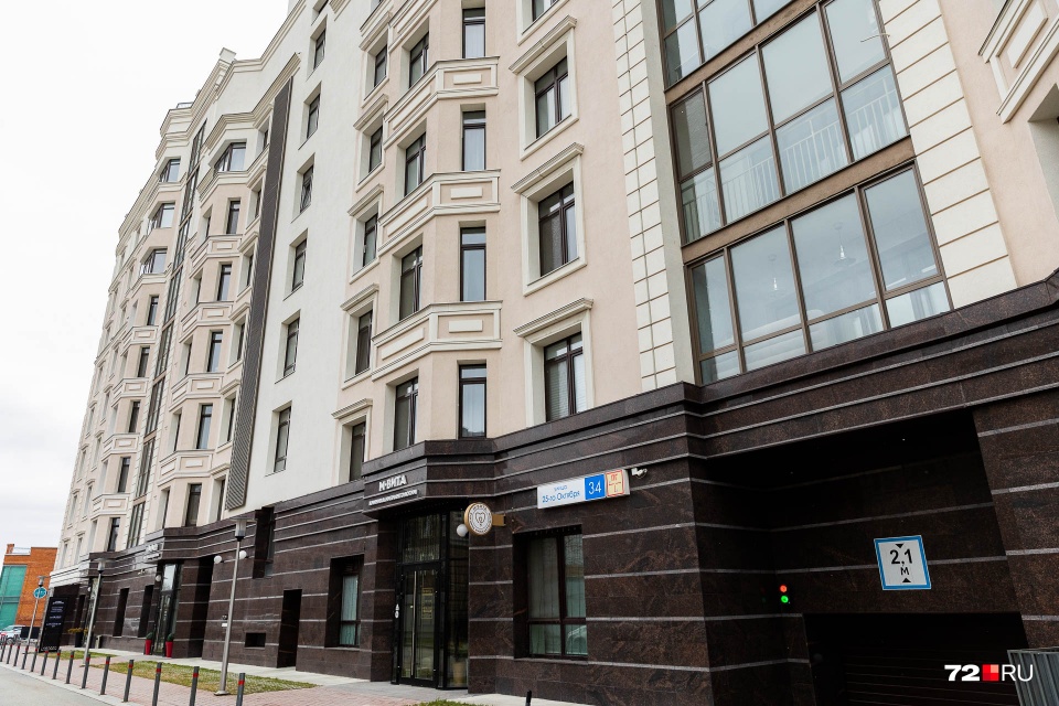 Первым из двух в ЖК «Осипенко» в 2016 году ввели в эксплуатацию дом на улице <nobr class="_">25-го Октябр</nobr>я, 34. В 2019 году начали заселять соседний с ним дом — на улице <nobr class="_">25-го Октября</nobr>, 40 Первым из двух в ЖК «Осипенко» в 2016 году ввели в эксплуатацию дом на улице <nobr class="_">25-го Октябр</nobr>я, 34. В 2019 году начали заселять соседний с ним дом — на улице <nobr class="_">25-го Октября</nobr>, 40