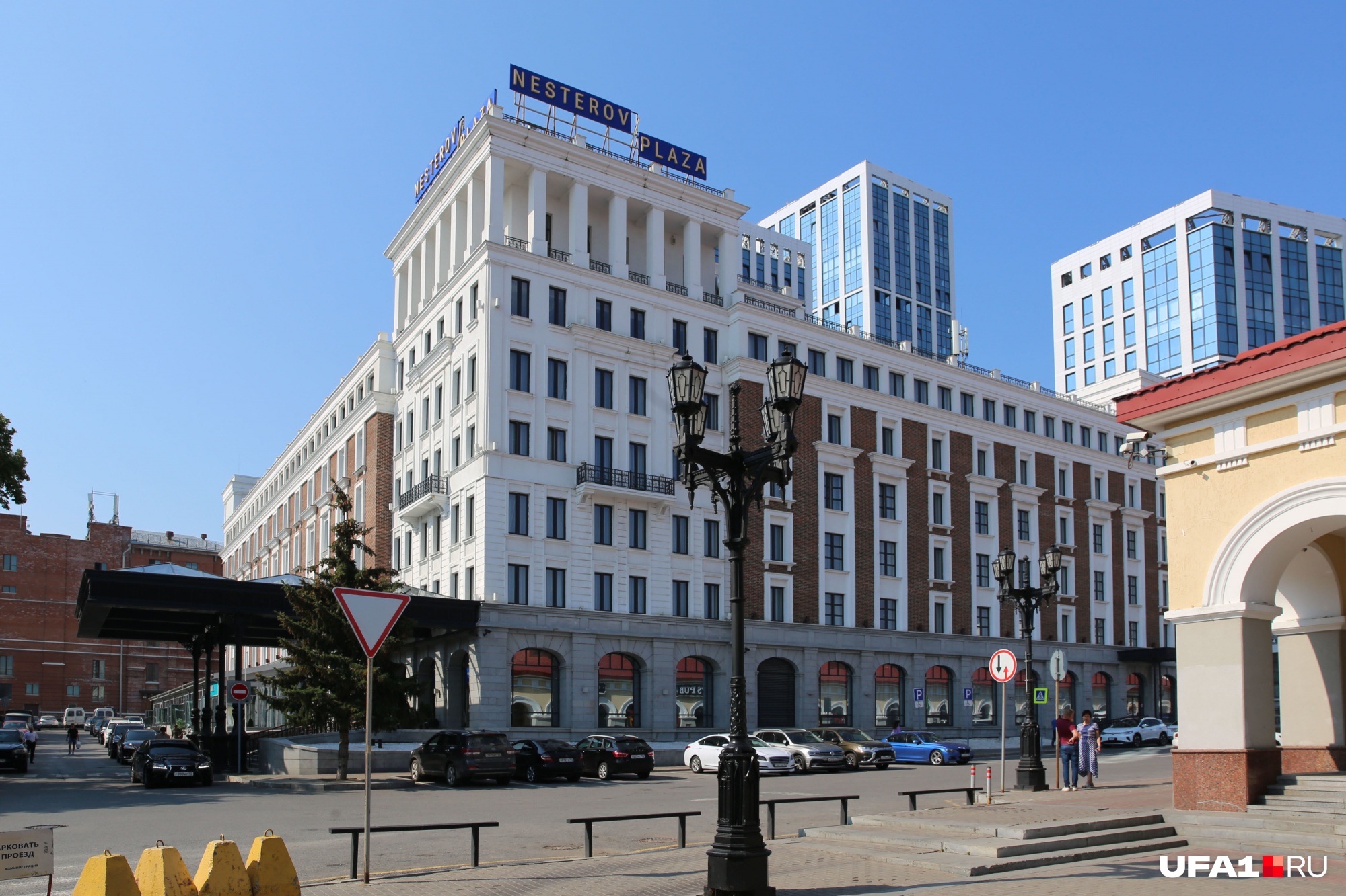 После ухода иностранных брендов отель сменил вывеску с Holiday Inn на Nesterov Plaza