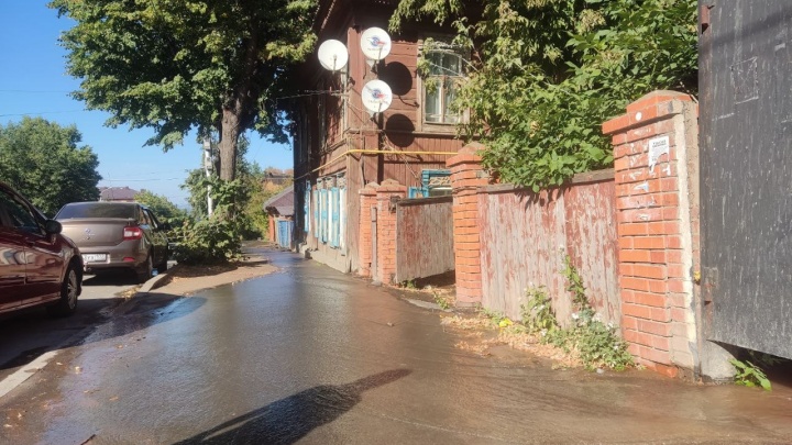 «Износ сетей очень большой»: в Уфе затопило улицу из-за коммунальной аварии